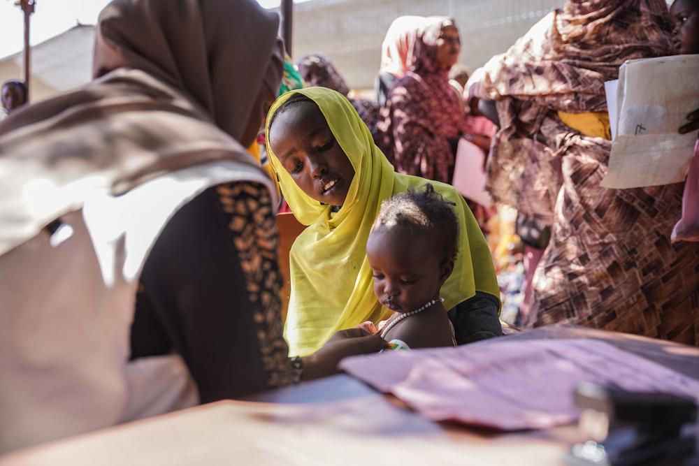 MSF gère une clinique dans le camp de Zamzam, à environ 15 km au sud-est d'El Fasher, la capitale de l'État, qui accueille plus de 300 000 personnes déplacées. Les équipes de MSF offrent des services d'alimentation thérapeutique ambulatoire. © Mohamed Zakaria