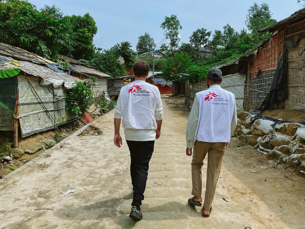 Personnel MSF marchant dans un camp de réfugiés au Bangladesh