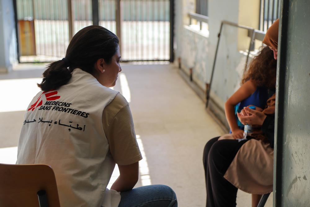 Dayana Tabbara, conseillère en santé mentale de MSF, apporte les premiers soins psychologiques à une patiente et à sa fille.