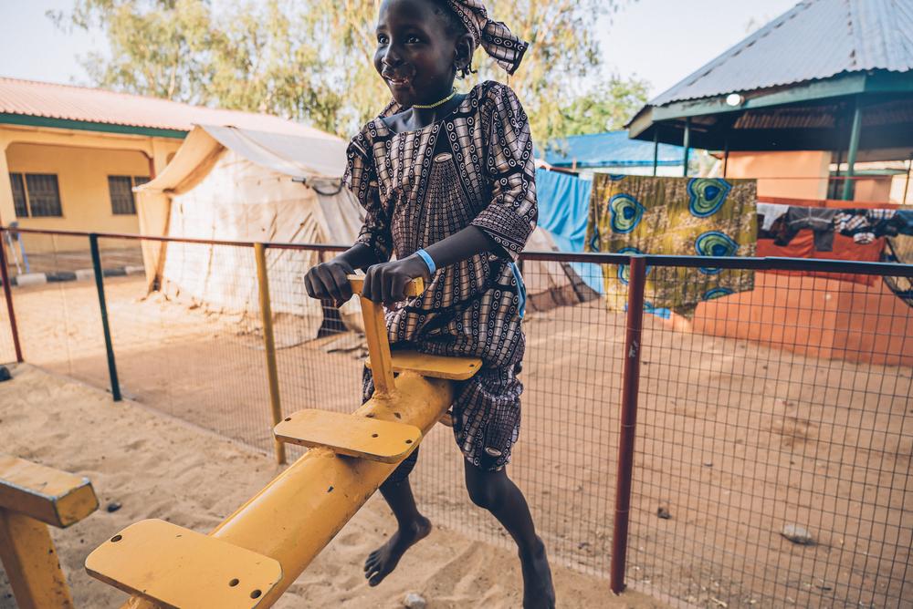 Khadija, une survivante du noma de 10 ans originaire de Katsina, joue dans la cour de l'hôpital Sokoto Noma. 