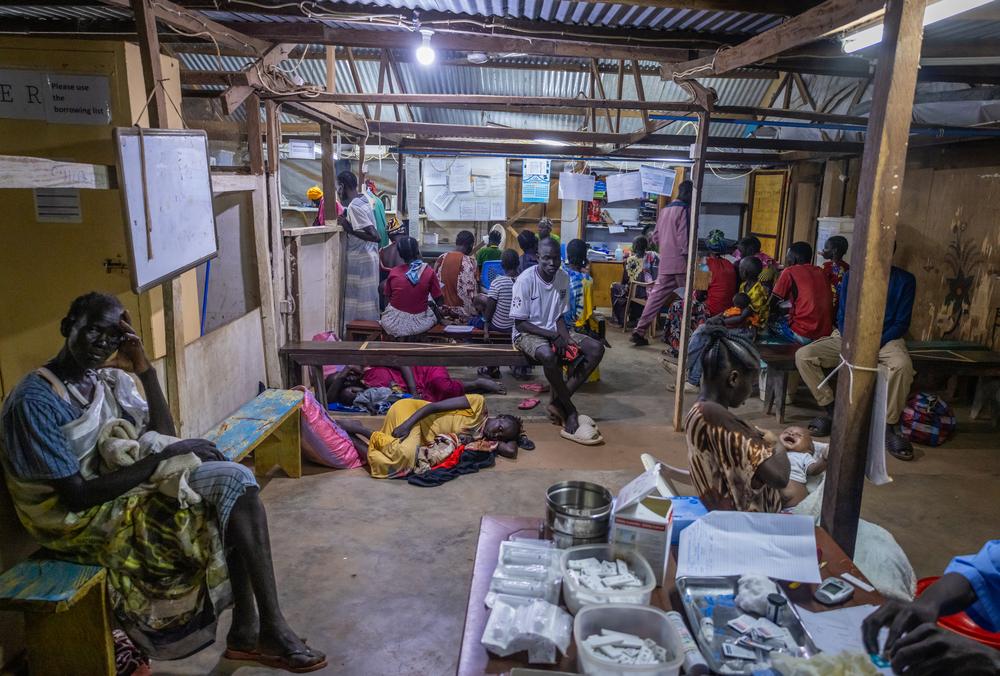 Il n’est que 20 h 30 à l’hôpital d’État d’Aweil et la salle d’urgence est bondée de patients, principalement des mères avec des enfants de moins de cinq ans