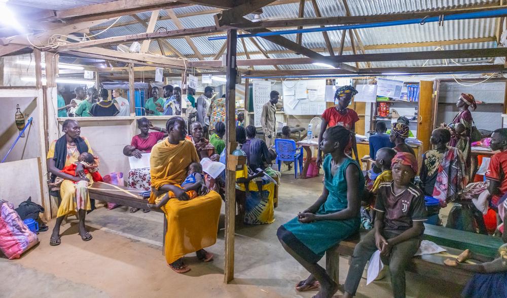 Il n’est que 20 h 30 à l’hôpital d’État d’Aweil et la salle d’urgence est bondée de patients, principalement des mères avec des enfants de moins de cinq ans.