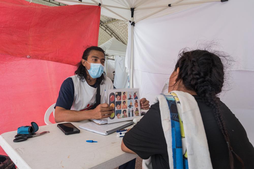 Une employée de MSF donne des conseils à une migrante voyageant avec un enfant dans l'État d'Oaxaca, au sud du Mexique.