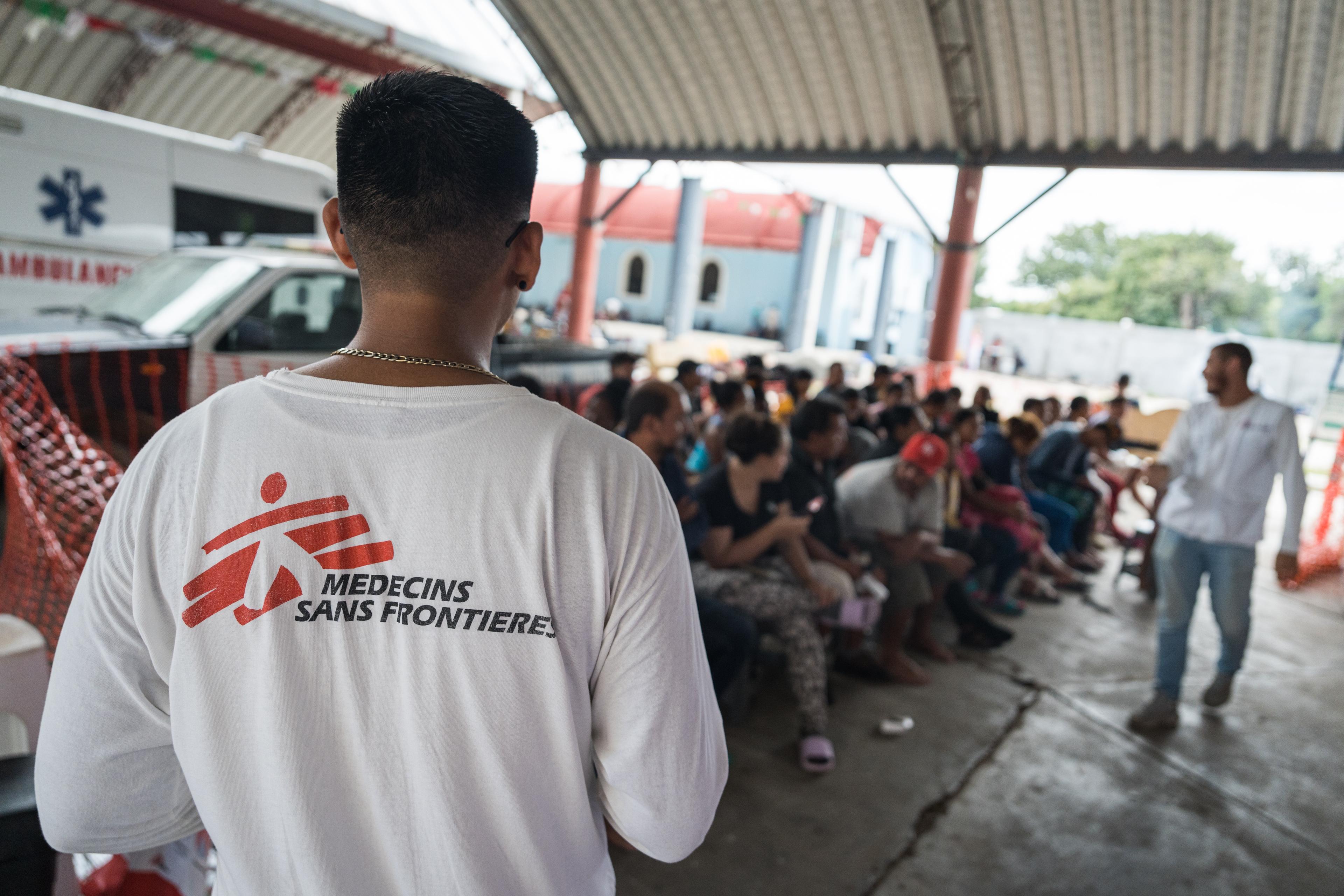 Le personnel de MSF partage des informations avec les migrants qui viennent d'arriver dans la ville de La Venta, dans l'État d'Oaxaca, au sud du Mexique. 