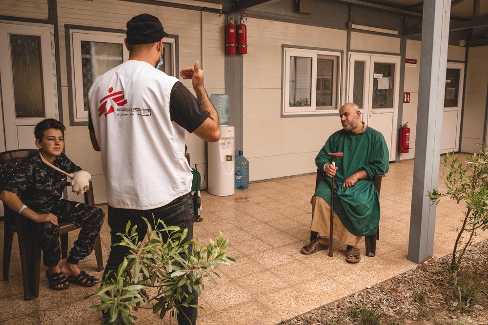 Séance d&#039;éducation sanitaire à l&#039;hôpital Al-Wahda géré par MSF, à Mossoul Est. Karam Yassine, promoteur de santé, explique à Faris les meilleures pratiques pour éviter les infections et les complications après une opération. 