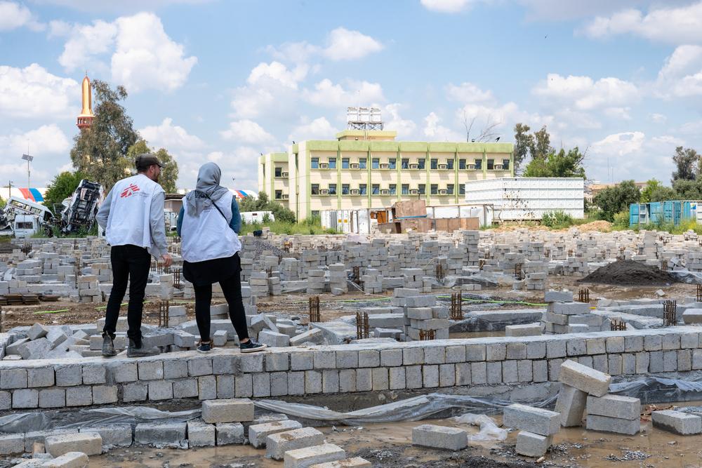 Deux employés de MSF observent l'avancement des travaux de construction. MSF construit un nouveau bâtiment pour l'hôpital Al Shifaa' à Mossoul. 